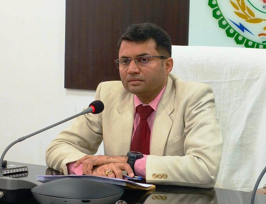 सीमांकन प्रकरणों का प्राथमिकता से करें निराकरण-कलेक्टर श्री कार्तिकेया गोयलअभिलेख शुद्धता में लाएं तेजी, कलेक्टर श्री गोयल ने राजस्व अधिकारियों को दिए निर्देशकलेक्टर श्री गोयल ने राजस्व विभाग की ली समीक्षा बैठक 1 1 20