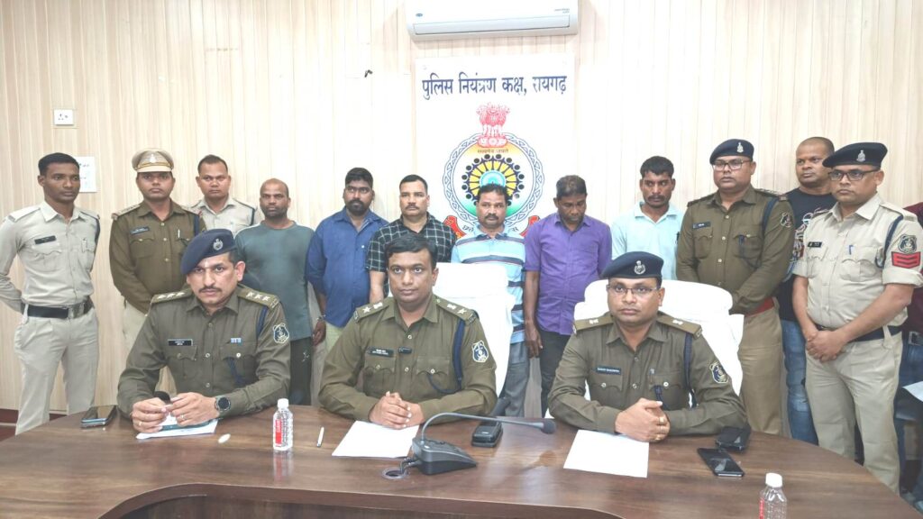 रायगढ़ पुलिस की नशे के विरुद्ध बड़ी कार्यवाही, नशीली इंजेक्शन प्रतिबंधित कैप्सूल सिरप बेचने वाले रैकेट का भंडाफोड़ स्थानीय डीलर, उड़ीसा के मेडिकल स्टोर का संचालक समेत नशे की सामाग्री खरीदी-बिक्री करने वाले 6 आरोपी गिरफ्तार, पुलिस की छापेमारी में प्रतिबंधित दावों का जखीरा बरामद आरोपियों से करीब ₹14.75 लाख की नशीली दवाएं और ₹1,20,000 रुपए का 6 किलो गांजा जप्त, आरोपियों पर एनडीपीएस एक्ट की कार्यवाही 1 IMG 20240216 WA0026