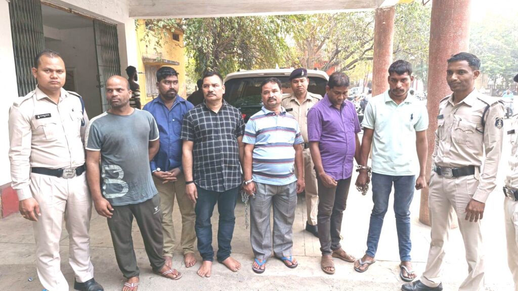 रायगढ़ पुलिस की नशे के विरुद्ध बड़ी कार्यवाही, नशीली इंजेक्शन प्रतिबंधित कैप्सूल सिरप बेचने वाले रैकेट का भंडाफोड़ स्थानीय डीलर, उड़ीसा के मेडिकल स्टोर का संचालक समेत नशे की सामाग्री खरीदी-बिक्री करने वाले 6 आरोपी गिरफ्तार, पुलिस की छापेमारी में प्रतिबंधित दावों का जखीरा बरामद आरोपियों से करीब ₹14.75 लाख की नशीली दवाएं और ₹1,20,000 रुपए का 6 किलो गांजा जप्त, आरोपियों पर एनडीपीएस एक्ट की कार्यवाही 2 IMG 20240216 WA0027