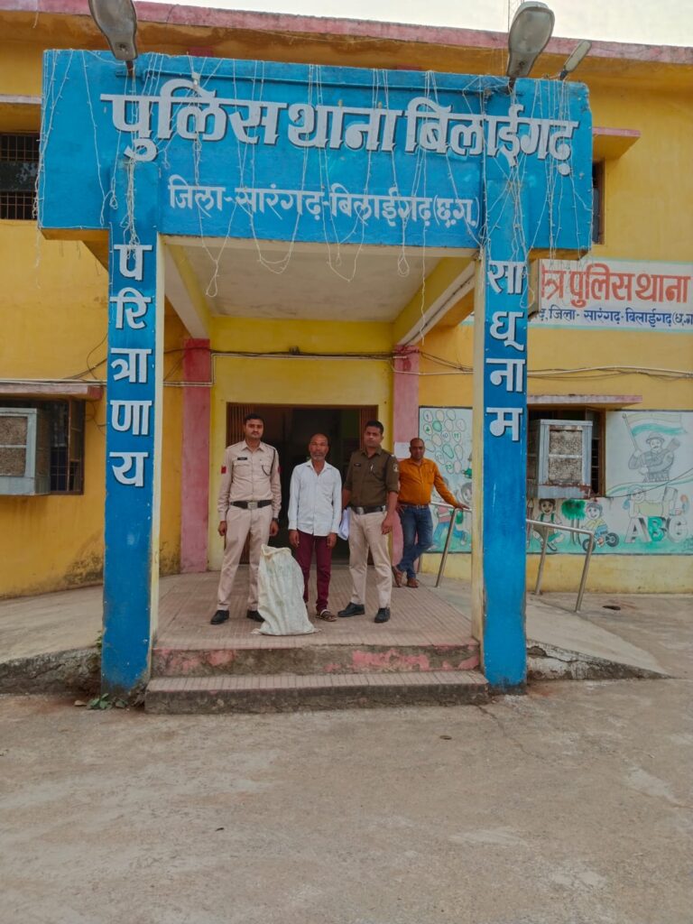 थाना बिलाईगढ़ पुलिस द्वारा शराब कोच्चियों पर लगातार कार्यवाही*▪️ ग्राम बेलटिकरी में छापामार कार्यवाही कर 01 शराब कोचिया को किया गया गिरफ्तार▪️ *आरोपी से 14 लीटर हाथ भट्टी की कच्ची महुआ शराब किया गया जप्त 1 IMG 20240218 WA0020