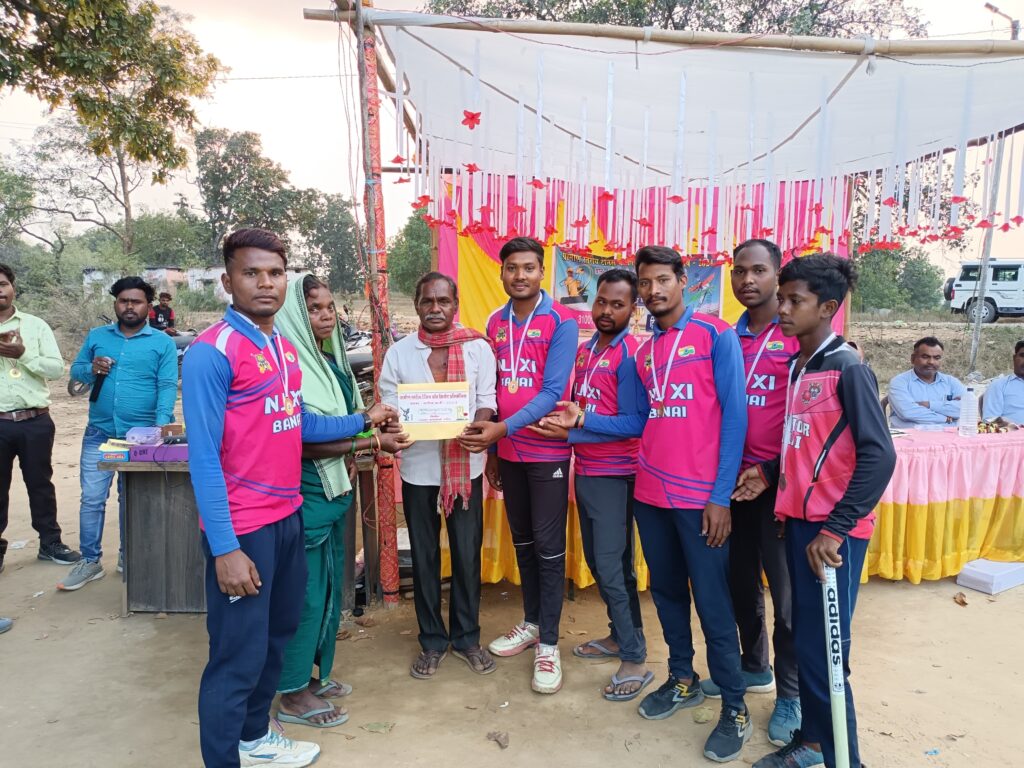ग्रामीण स्तरीय क्रिकेट प्रतियोगिता ग्राम - बरौद का हुआ समापन फाइनल विजेता रही मुड़ागांव उपविजेता रही बनई के नाम गया 1 IMG 20240221 WA0007