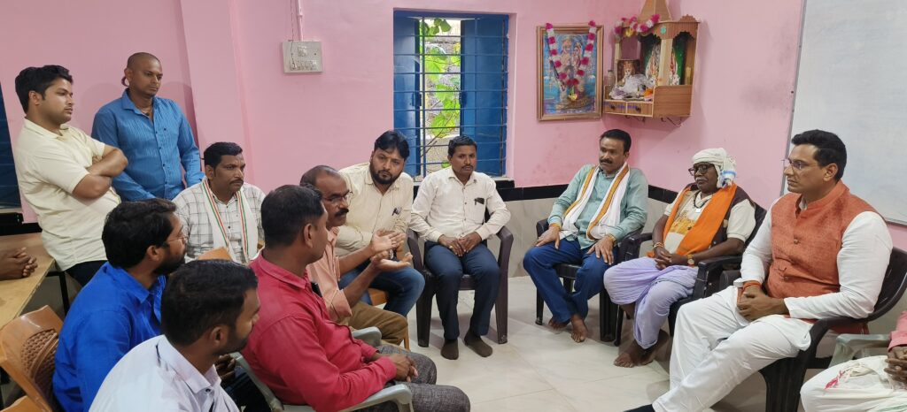स्व.साधराम यादव के निवास लालपुर पहुँचे भिलाई विधायक देवेंद्र यादव 1 IMG 20240221 WA0156