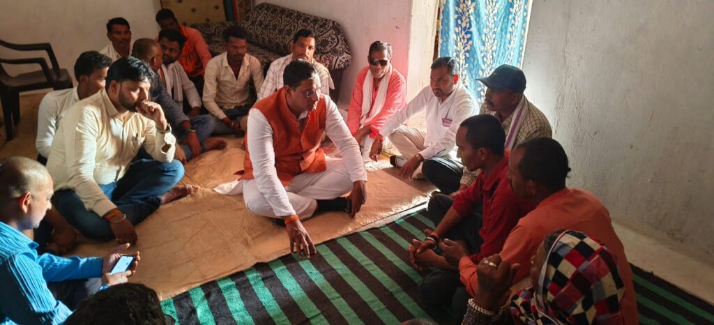 स्व.साधराम यादव के निवास लालपुर पहुँचे भिलाई विधायक देवेंद्र यादव 2 IMG 20240221 WA0157