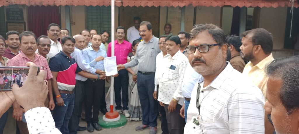 घरघोड़ा में कर्मचारियों अधिकारियों का शानदार प्रदर्शन 1 IMG 20240223 WA0016