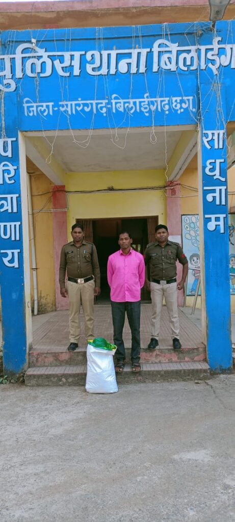 बिलाईगढ़ पुलिस द्वारा शराब कोचीयों पर ताबड़तोड़ कार्यवाही*▪️ *ग्राम देवरबोड व मडकड़ी में छापामार कार्यवाही कर 02 अलग अलग मामलो में 01_01 शराब कोचिया को बिलाईगढ़ पुलिस द्वारा किया गया गिरफ्तार*▪️ *आरोपी से 25 लीटर एव 32 लीटर हाथ भट्टी की कच्ची महुआ शराब किया गया जप्त 2 IMG 20240223 WA00191