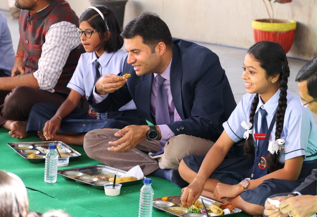 नटवर स्कूल, रायगढ़ में न्यौता भोजन कार्यक्रम का हुआ आयोजन👉 कलेक्टर और सीईओ ने पंगत में बैठकर बच्चों के साथ किया भोजन👉 आज का भोजन लायंस क्लब मिडटाउन के सौजन्स से हुआ आयोजित 1 IMG 20240223 WA0021