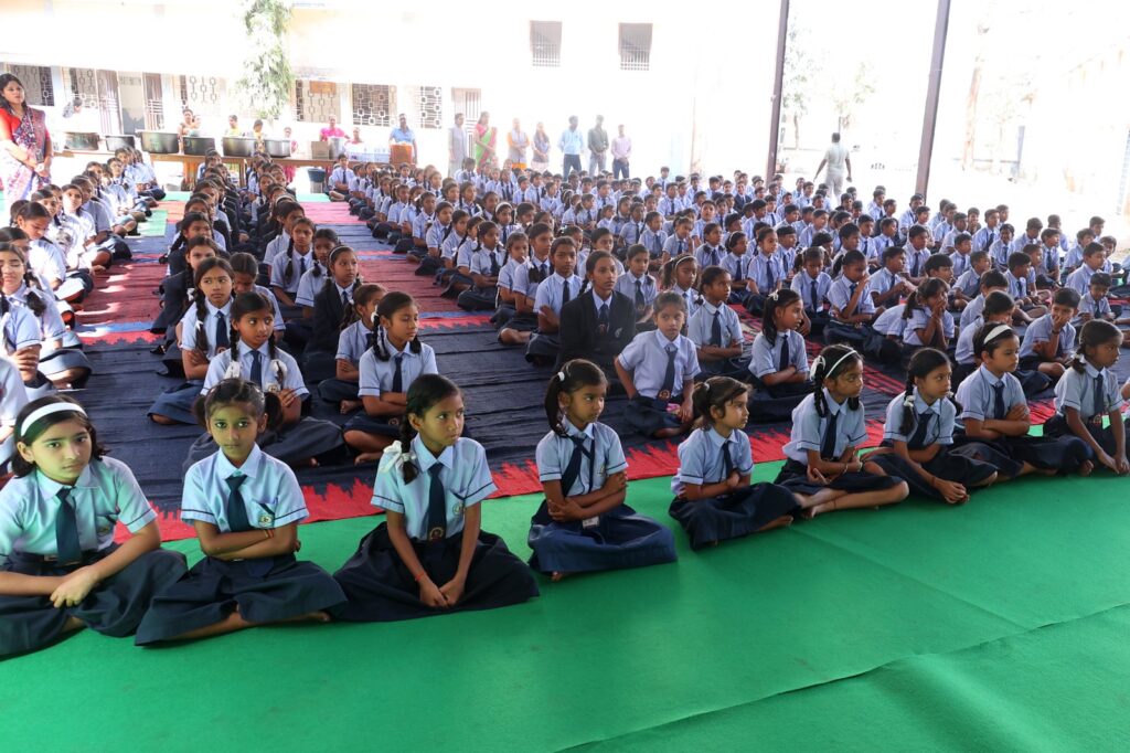 नटवर स्कूल, रायगढ़ में न्यौता भोजन कार्यक्रम का हुआ आयोजन👉 कलेक्टर और सीईओ ने पंगत में बैठकर बच्चों के साथ किया भोजन👉 आज का भोजन लायंस क्लब मिडटाउन के सौजन्स से हुआ आयोजित 5 IMG 20240223 WA0028 1