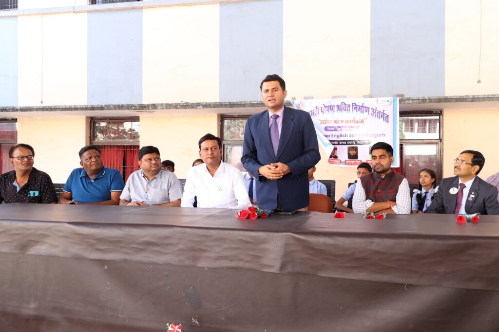 नटवर स्कूल, रायगढ़ में न्यौता भोजन कार्यक्रम का हुआ आयोजन👉 कलेक्टर और सीईओ ने पंगत में बैठकर बच्चों के साथ किया भोजन👉 आज का भोजन लायंस क्लब मिडटाउन के सौजन्स से हुआ आयोजित 6 IMG 20240223 WA0029
