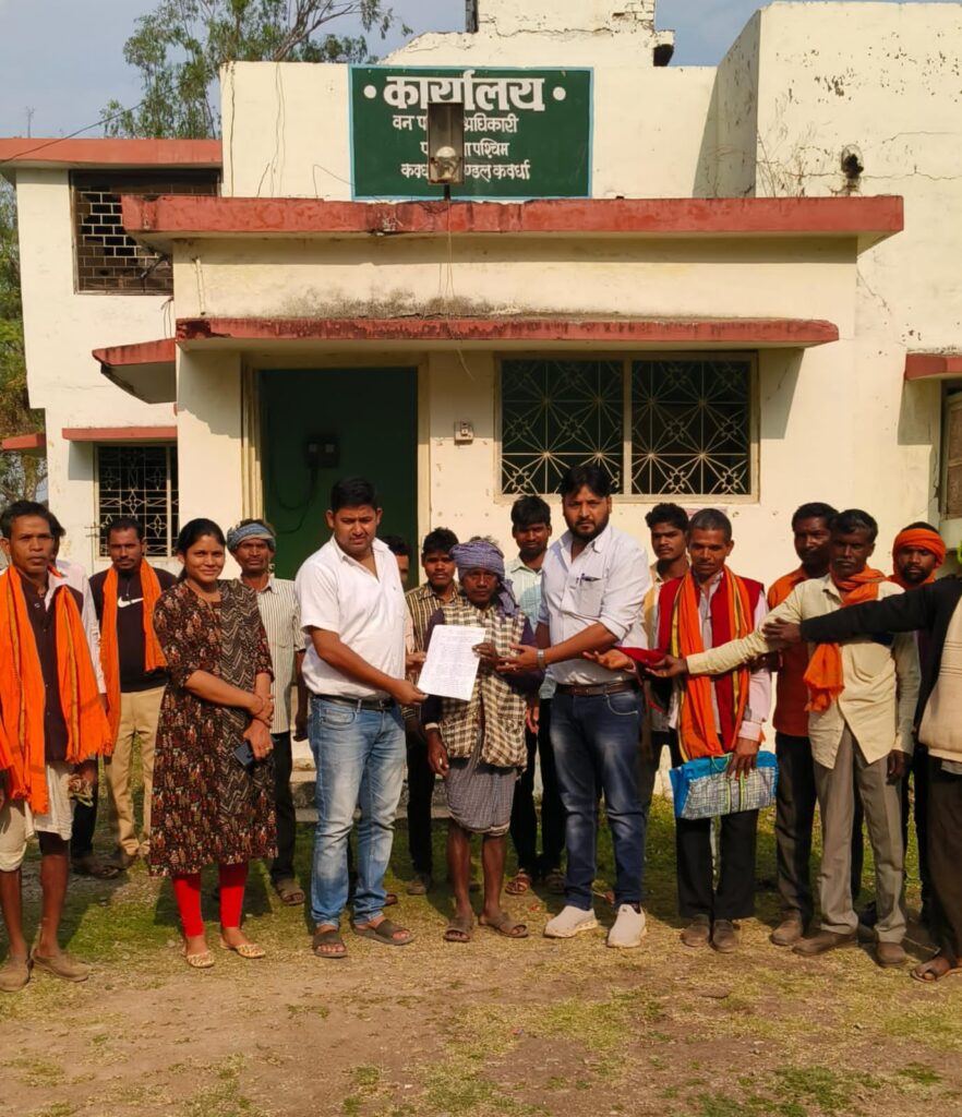 पीड़ित मजदूरों को लेकर आनंद सिंह ने संबंधित वन विभाग एस.डी.ओ. व रेंजर से की मुलाकात,भुगतान को लेकर सौंपा ज्ञापन 1 IMG 20240303 WA0141