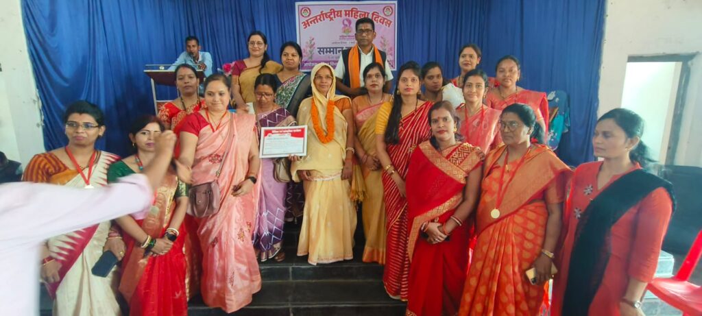 अंतर्राष्ट्रीय महिला दिवस पर पुसौर विकासखंड की शिक्षिकाएं कौशल्या चौधरी के हाथों सम्मानित हुईं 2 IMG 20240308 WA0022