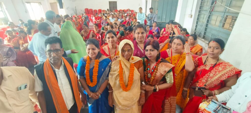 अंतर्राष्ट्रीय महिला दिवस पर पुसौर विकासखंड की शिक्षिकाएं कौशल्या चौधरी के हाथों सम्मानित हुईं 1 IMG 20240308 WA0026