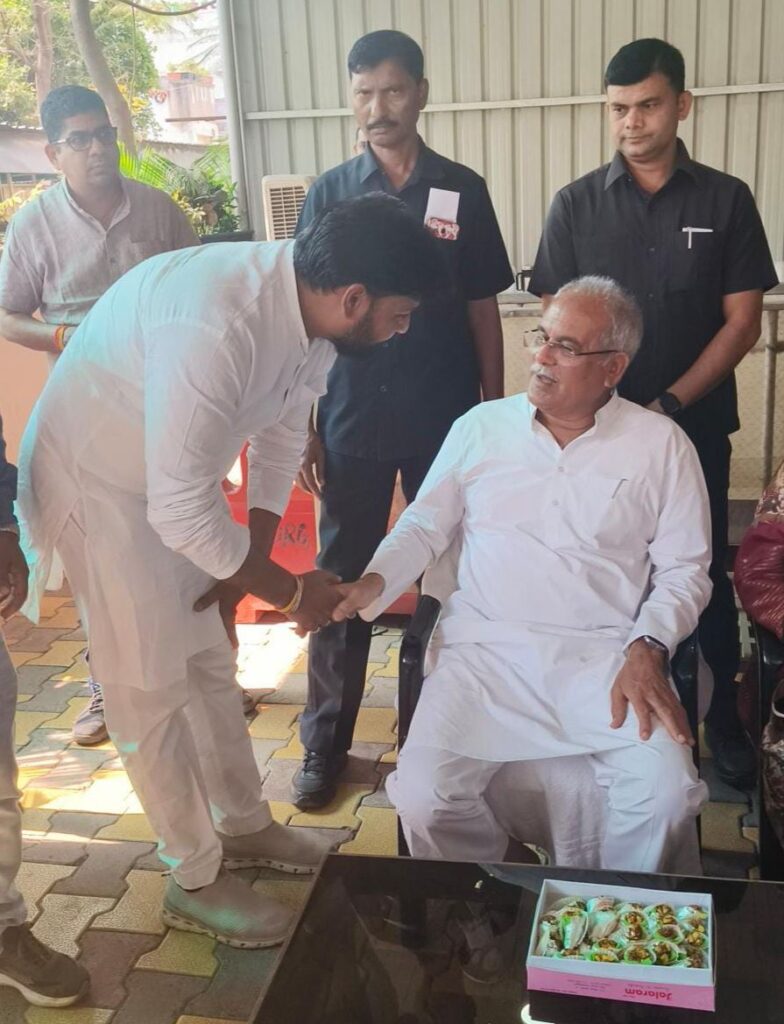 कांग्रेस से लोकसभा प्रत्याशी घोषित होने पर मा.भूपेश बघेल जी बधाई देने पहुँचे - आनंद सिंह 1 IMG 20240309 WA0228
