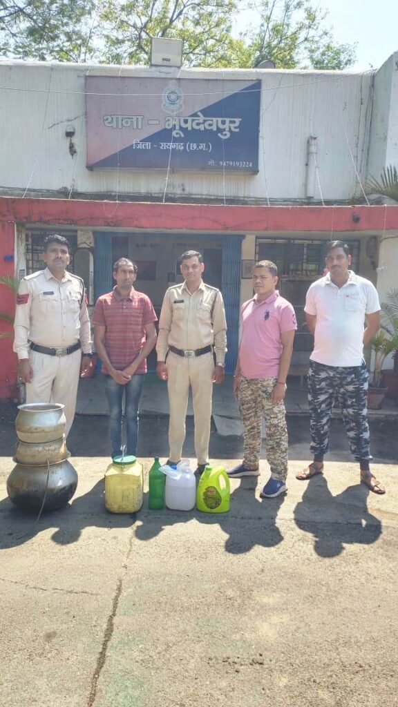 भूपदेवपुर पुलिस की अवैध शराब पर कार्रवाई जारी, लगातार दूसरे दिन 27 लीटर महुआ शराब के साथ आरोपी गिरफ्तार 1 IMG 20240320 WA0016