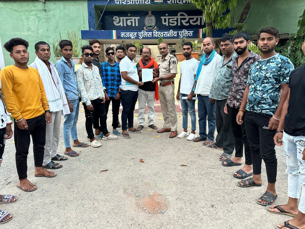भारत रत्न डॉ. भीमराव अम्बेडकर को अश्लील टिप्पणी करने वाले व्यक्ति के खिलाफ बाबा साहब के अनुयायियों द्वारा पंडरिया थाना में सौंपा ज्ञापन 1 IMG 20240329 WA0203