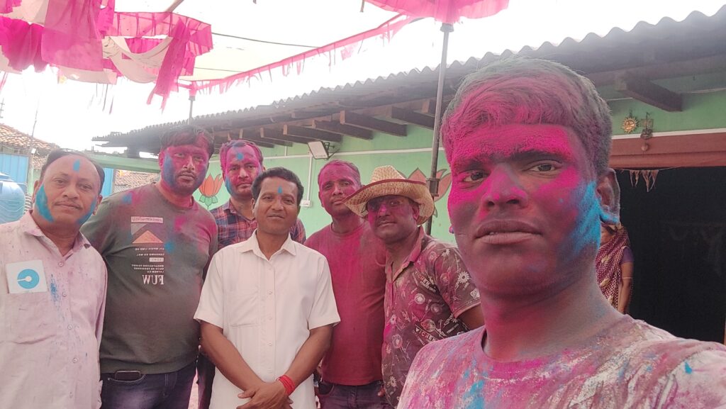 घरघोड़ा युवा शक्ति ने लोकसभा प्रत्याशी राधेश्याम राठिया के साथ मिलकर मनाया होली का पर्व 1 IMG 20240325 135016