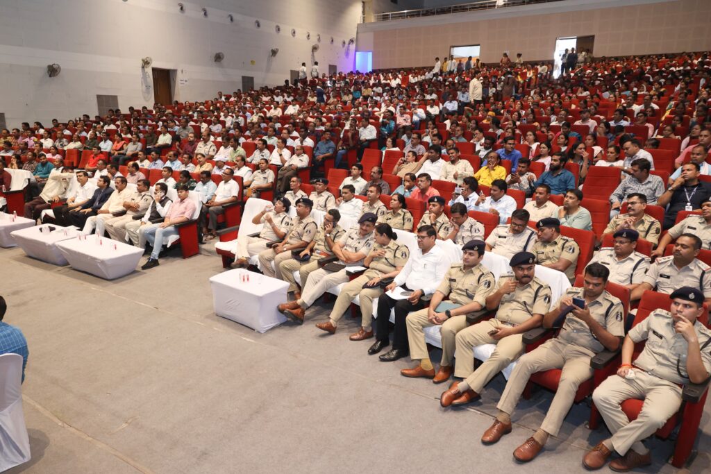 नये कानून त्वरित न्याय और निर्णय को देंगे बढ़ावा-राज्यसभा सांसद देवेन्द्र प्रताप सिंह**साइबर फ्रॉड एवं अन्य अपराधों में अंकुश लगाने नए कानूनों में है कड़े प्रावधान-कलेक्टर कार्तिकेया गोयल**साक्ष्य के रूप में डिजिटल और इलेक्ट्रॉनिक रिकॉर्ड के लिए किए गए हैं प्रावधान-एसपी दिव्यांग पटेल 2 6 8