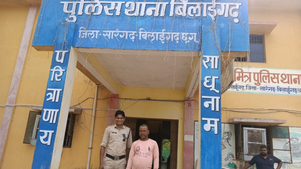 ग्राम खरसूला में छापामार कार्यवाही कर 01 शराब कोचिया को किया गया गिरफ्तार*▪️ *आरोपी से 27 लीटर 500ml महुआ शराब को किया गया जप्त 1 IMG 20240603 WA0016
