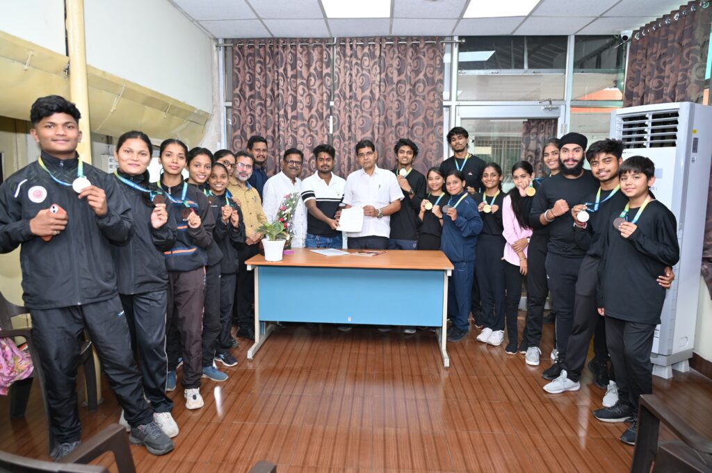 खेलमंत्री टंक राम वर्मा ने म्यूथाई खिलाड़ियों को दी शुभकामनाएं, राष्ट्रीय म्यू थाई चैंपियनशिप 2024 में मेडल जीतकर किया प्रदेश का नाम रौशन 1 IMG 20240606 WA0046