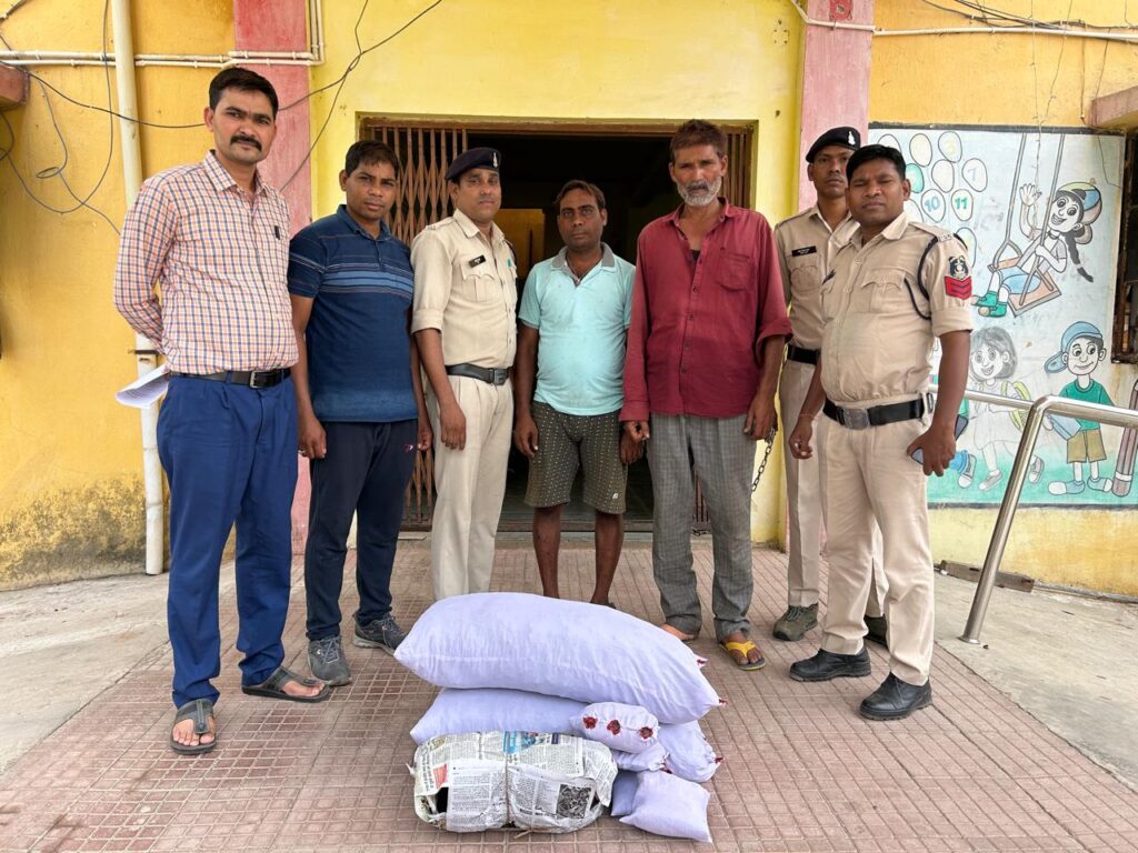 बिलाईगढ पुलिस की बड़ी कार्यवाही**▪️गांजा बेचने के फिराक में थे आरोपी, बिलाईगढ़ पुलिस ने धर दबोचा, एक लाख नब्बे हजार रुपए कीमत गांजा के साथ दो आरोपी गिरफ्तार**▪️ आरोपियों से 19 किलो मादक पदार्थ (गांजा) को किया गया जप्त 1 IMG 20240612 WA0000