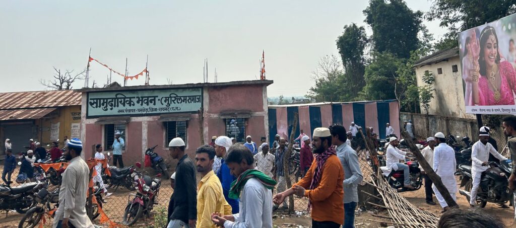घरघोड़ा में हर्ष और उल्लास के साथ मनाया गया बकरीद का त्योहार @ ईदगाह में नमाज अदा कर एक दूसरे को दी मुबारकबाद 2 IMG 20240618 WA0003