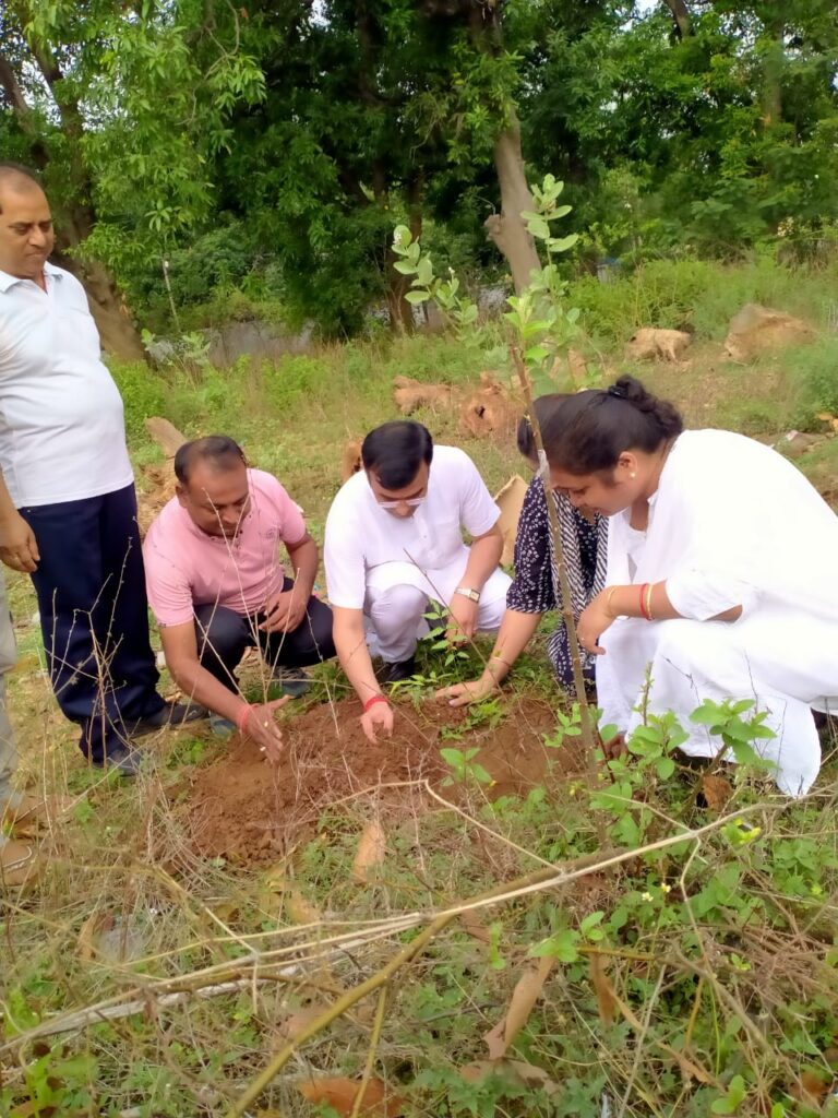 अंतर्राष्ट्रीय योग दिवस के अवसर पर घरघोड़ा न्यायालय में योग दिवस मनाया गया 3 IMG 20240621 WA0006
