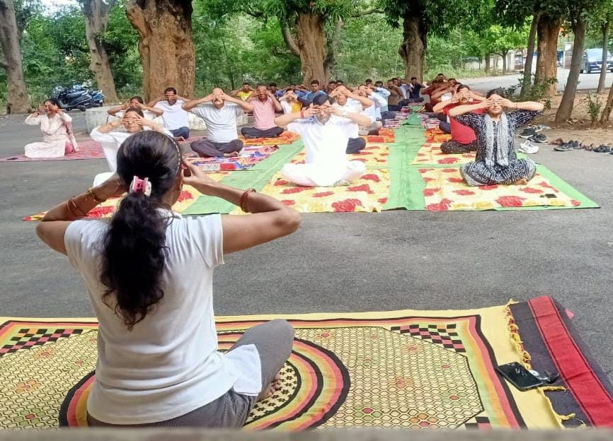 अंतर्राष्ट्रीय योग दिवस के अवसर पर घरघोड़ा न्यायालय में योग दिवस मनाया गया 2 IMG 20240621 WA0007