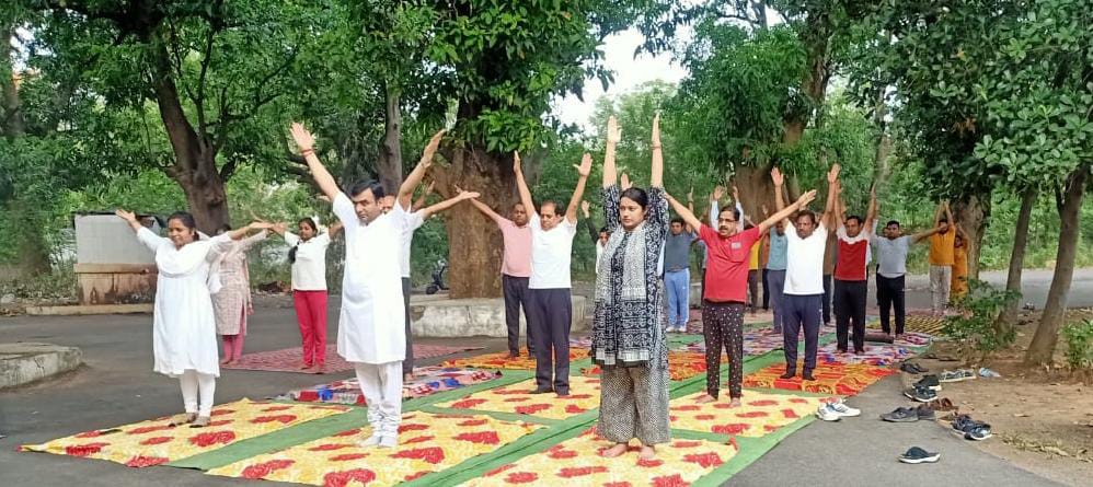 अंतर्राष्ट्रीय योग दिवस के अवसर पर घरघोड़ा न्यायालय में योग दिवस मनाया गया 1 IMG 20240621 WA0008