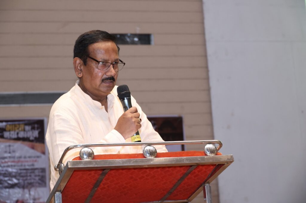 नये कानून त्वरित न्याय और निर्णय को देंगे बढ़ावा-राज्यसभा सांसद देवेन्द्र प्रताप सिंह**साइबर फ्रॉड एवं अन्य अपराधों में अंकुश लगाने नए कानूनों में है कड़े प्रावधान-कलेक्टर कार्तिकेया गोयल**साक्ष्य के रूप में डिजिटल और इलेक्ट्रॉनिक रिकॉर्ड के लिए किए गए हैं प्रावधान-एसपी दिव्यांग पटेल 3 IMG 20240624 WA0012
