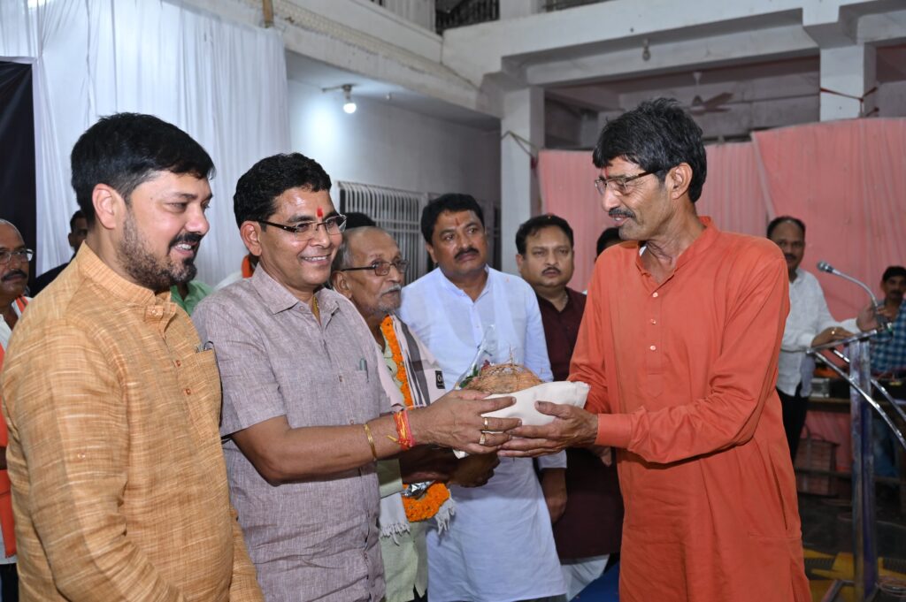 लोकतंत्र का काला दिवस के रूप में मनाया गया @भारतीय जनता पार्टी के तत्वाधान में आयोजित कार्यक्रम में मीसा बंदी श्री मालूराम शर्मा और शत्रुघ्न वर्मा का हुआ सम्मान 1 IMG 20240626 WA0039