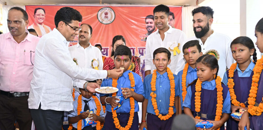 व्यक्तित्व विकास के लिए पढ़ाई के साथ खेल एवं कला जरूरी: मंत्री श्री टंक राम वर्मा 1 IMG 20240629 WA0014