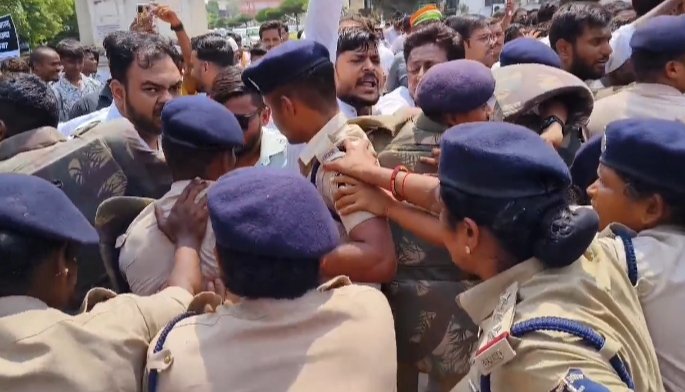 कवर्धा युवा कांग्रेस जिला अध्यक्ष चंद्रभान कोसले अपने कार्यकर्ताओ के साथ गृह मंत्री निवास घेराव में पहुंचे रायपुर 1 IMG 20240620 200513