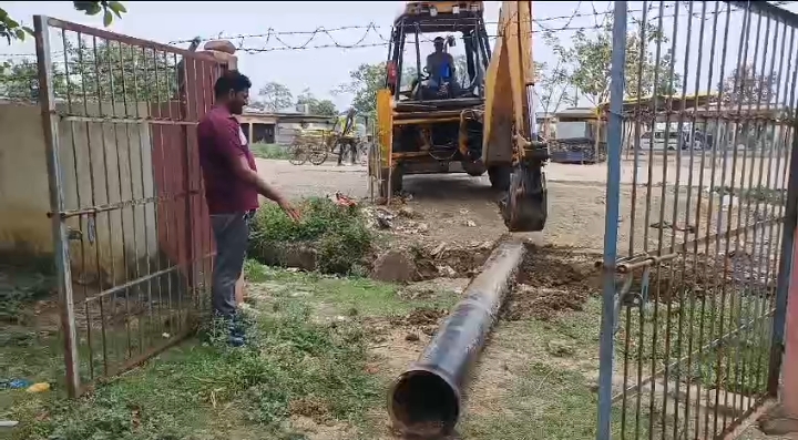 नगर पालिका अध्यक्ष के निर्देशों पर अमल बरसात से पूर्व अध्यक्ष प्रतिनिधी के मौजूदगी में नालियों की वृहद सफाई 1 Screenshot 2024 06 17 16 49 45 01