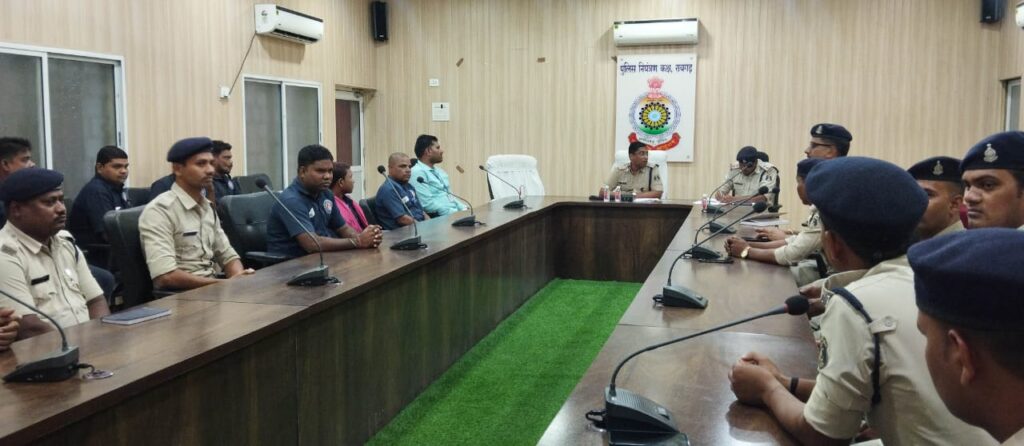 पुलिस कंट्रोल रूम में एडिशनल एसपी ने ली डॉयल 112 कर्मचारियों की बैठक,मीटिंग में डॉयल 112 के जवानों को इवेंट की सूचना पर तत्काल पहुंचने और पीड़ित को हर संभव मदद पहुंचाने के दिये निर्देश 1 IMG 20240703 WA0025