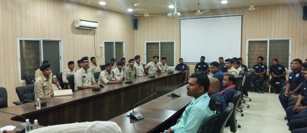 पुलिस कंट्रोल रूम में एडिशनल एसपी ने ली डॉयल 112 कर्मचारियों की बैठक,मीटिंग में डॉयल 112 के जवानों को इवेंट की सूचना पर तत्काल पहुंचने और पीड़ित को हर संभव मदद पहुंचाने के दिये निर्देश 2 IMG 20240703 WA0027