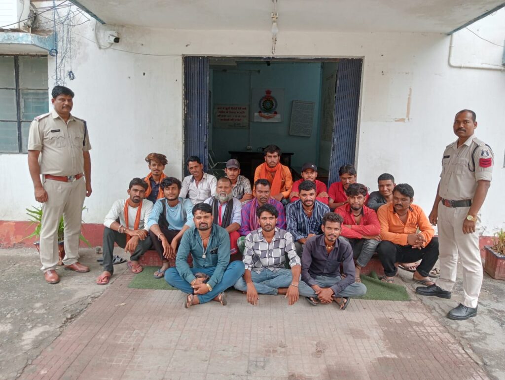 ● फेरी, कबाड़ी करने वाले 17 व्यक्तियों पर घरघोड़ा पुलिस की 170 बीएसएसएस के तहत प्रतिबंधक कार्यवाही 1 IMG 20240705 WA0022