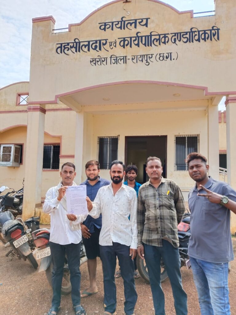 अडानी पॉवर प्लांट से राखड़ भरी हैवी गाड़ी को मुरा रोड से बंद करवाने के तहसीलदार को सौंपा ज्ञापन 1 IMG 20240706 WA0016