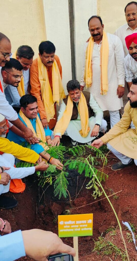 भाजपा अल्पसंख्यक मोर्चा ने लगाया “एक पेड़ माँ के नाम 1 IMG 20240707 WA0028