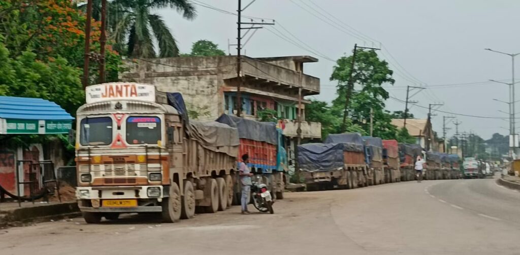 ट्रांसपोर्टेरो की मनमानी चरम पर , दुर्घटनाओं को न्यौता दे रहे ब्लैक स्पॉट में खड़ी भारी वाहनें....यातायात विभाग द्वारा जहां लगाया गया नो पार्किंग का फ्लैक्स वहीं खड़ी रहती हैं दर्जनों भारी वाहनें...राहगीर जान हथेली पर रख विपरीत दिशा से आवागमन करने पर मजबूर 1 IMG 20240714 WA0039