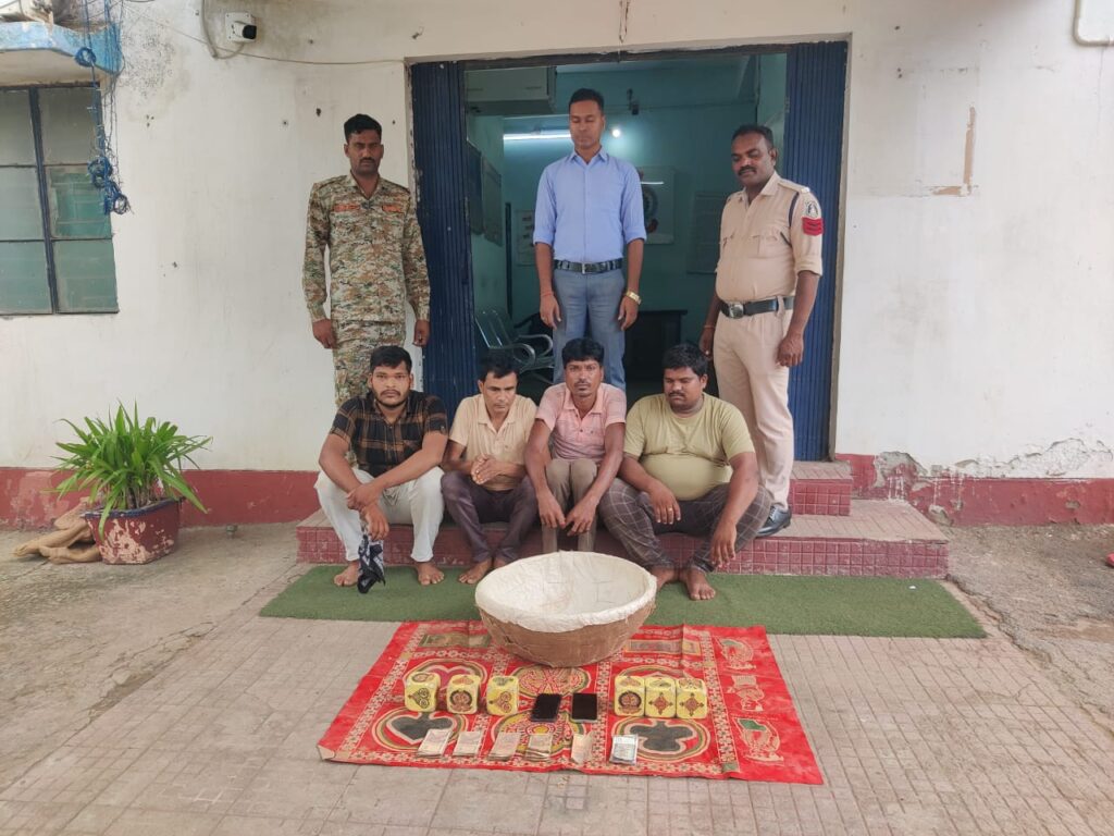 रथ मेला में खुडखुडिया पट्टी पर जुआ खेलाने वाले चार व्यक्तियों को घरघोड़ा पुलिस ने किया गिरफ्तार, आरोपियों से 1560 रूपये, 02 मोबाइल जप्त 1 IMG 20240717 WA0014