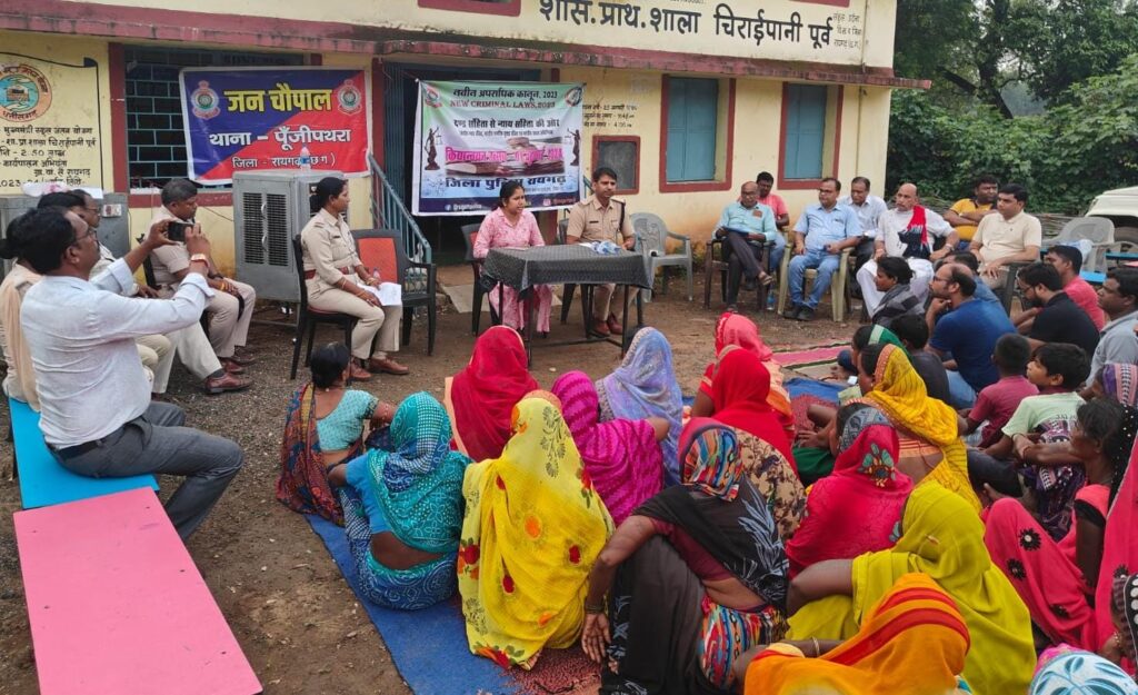 ग्राम चिराईपानी(पूर्व) में पूंजीपथरा पुलिस ने लगाया जन चौपाल @नायब तहसीलदार और थाना प्रभारी ने रहवासियों की दी नवीन कानूनों की जानकारी, सुनी समस्याएं 2 IMG 20240719 WA0013