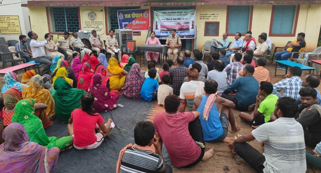 ग्राम चिराईपानी(पूर्व) में पूंजीपथरा पुलिस ने लगाया जन चौपाल @नायब तहसीलदार और थाना प्रभारी ने रहवासियों की दी नवीन कानूनों की जानकारी, सुनी समस्याएं 1 IMG 20240719 WA0014