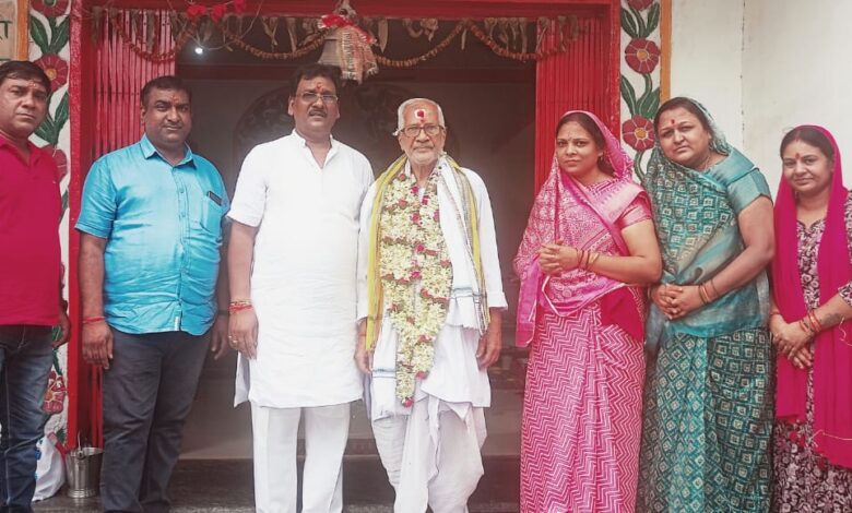 कालीधाम घरघोड़ा में गुरु पूर्णिमा के अवसर पर किया दिक्षा ग्रहण 1 IMG 20240721 WA0002 780x470 1
