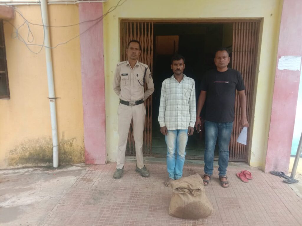 थाना बिलाईगढ़ पुलिस द्वारा शराब कोच्चियों पर लगातार कार्यवाही @ग्राम बिलाईगढ़ में छापामार कार्यवाही कर 01 शराब कोचिया को किया गया गिरफ्तार @आरोपी से 21 लीटर हाथ भट्टी की कच्ची महुआ शराब किया गया जप्त 1 IMG 20240727 WA0011