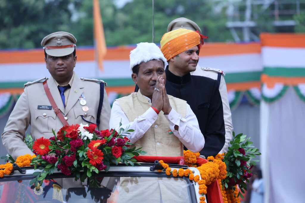 78 वें स्वतंत्रता दिवस पर सांसद राधेश्याम राठिया ने किया ध्वजारोहण शहीद कर्नल विप्लव त्रिपाठी स्टेडियम में हुआ जिला स्तरीय समारोह स्कूली बच्चों ने दी सांस्कृतिक कार्यक्रम की रंगारंग प्रस्तुति रायगढ़ जिले में हर्षोल्लास के साथ मनाया गया स्वतंत्रता दिवस 4 12 5