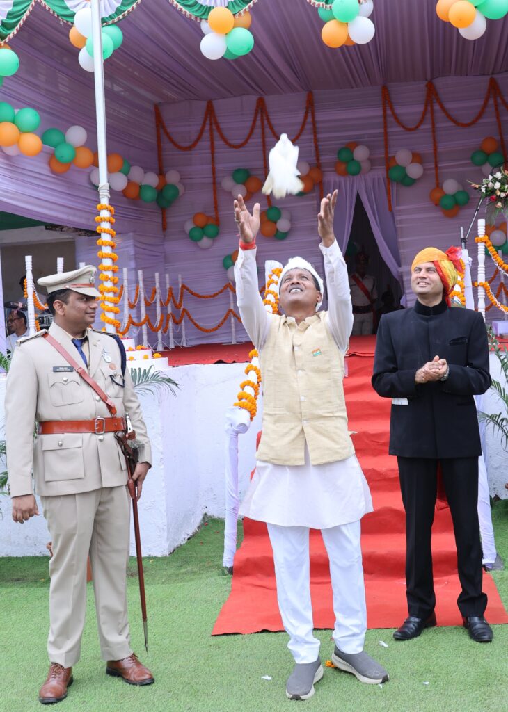 78 वें स्वतंत्रता दिवस पर सांसद राधेश्याम राठिया ने किया ध्वजारोहण शहीद कर्नल विप्लव त्रिपाठी स्टेडियम में हुआ जिला स्तरीय समारोह स्कूली बच्चों ने दी सांस्कृतिक कार्यक्रम की रंगारंग प्रस्तुति रायगढ़ जिले में हर्षोल्लास के साथ मनाया गया स्वतंत्रता दिवस 6 13 3