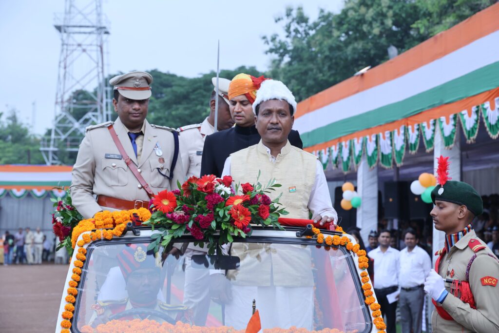 78 वें स्वतंत्रता दिवस पर सांसद राधेश्याम राठिया ने किया ध्वजारोहण शहीद कर्नल विप्लव त्रिपाठी स्टेडियम में हुआ जिला स्तरीय समारोह स्कूली बच्चों ने दी सांस्कृतिक कार्यक्रम की रंगारंग प्रस्तुति रायगढ़ जिले में हर्षोल्लास के साथ मनाया गया स्वतंत्रता दिवस 3 6 10