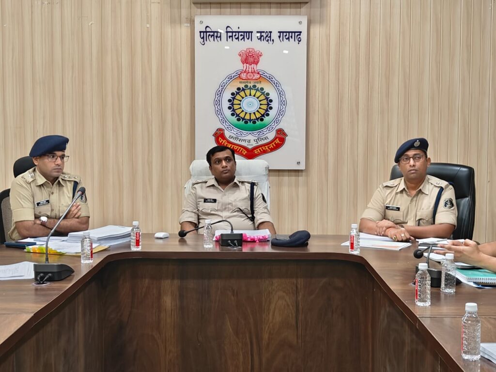 ● काईम मीटिंग : गंभीर अपराधों की जांच थाना प्रभारी स्वयं करें… एसपी दिव्यांग पटेल @पुलिस अधीक्षक ने राजपत्रित पुलिस अधिकारियों, थाना, चौकी प्रभारियों की ली काईम मीटिंग, लंबित अपराधों के निकाल के दिए निर्देश 2 IMG 20240805 WA0026