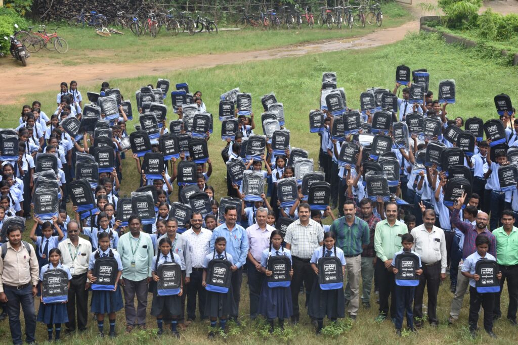 एनटीपीसी तलईपल्ली ने 20 स्कूलों के बच्चों को 1,700 स्कूल बैग वितरित किए 2 IMG 20240808 WA0022