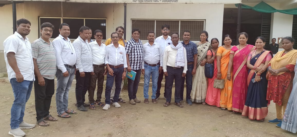 घरघोड़ा प्रधान पाठकों ने की विकासखंड स्तरीय बैठकप्राथमिक शाला टेरम के प्रधानपाठक अजय वर्गीस बने संगठन के कार्यकारी अध्यक्षमहिला प्रभाग में श्रीमती दीयावती मिरधा को मिली कार्यकारी अध्यक्ष की जिम्मेदारी 8 IMG 20240817 WA0002