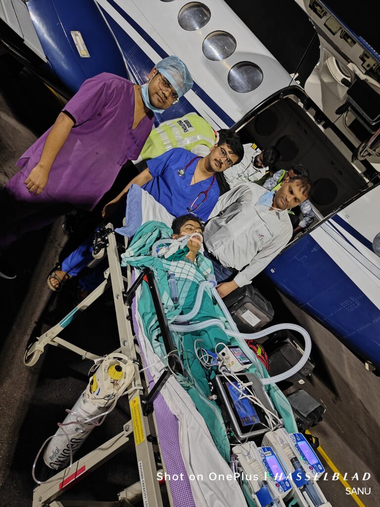 एक करिश्माई मिशन के तहत किम्स कडल्स (KIMS Cuddles) Hospital (हैदराबाद) के डॉक्टरों ने एयरबोर्न रेस्क्यू मिशन के द्वारा छत्तीसगढ़ के लड़के की बचाई जान @आसमान में एडवांस्ड केयर करके मरीज़ के मस्तिष्क की गंभीर स्थिति का किया इलाज 2 IMG 20240829 WA00191